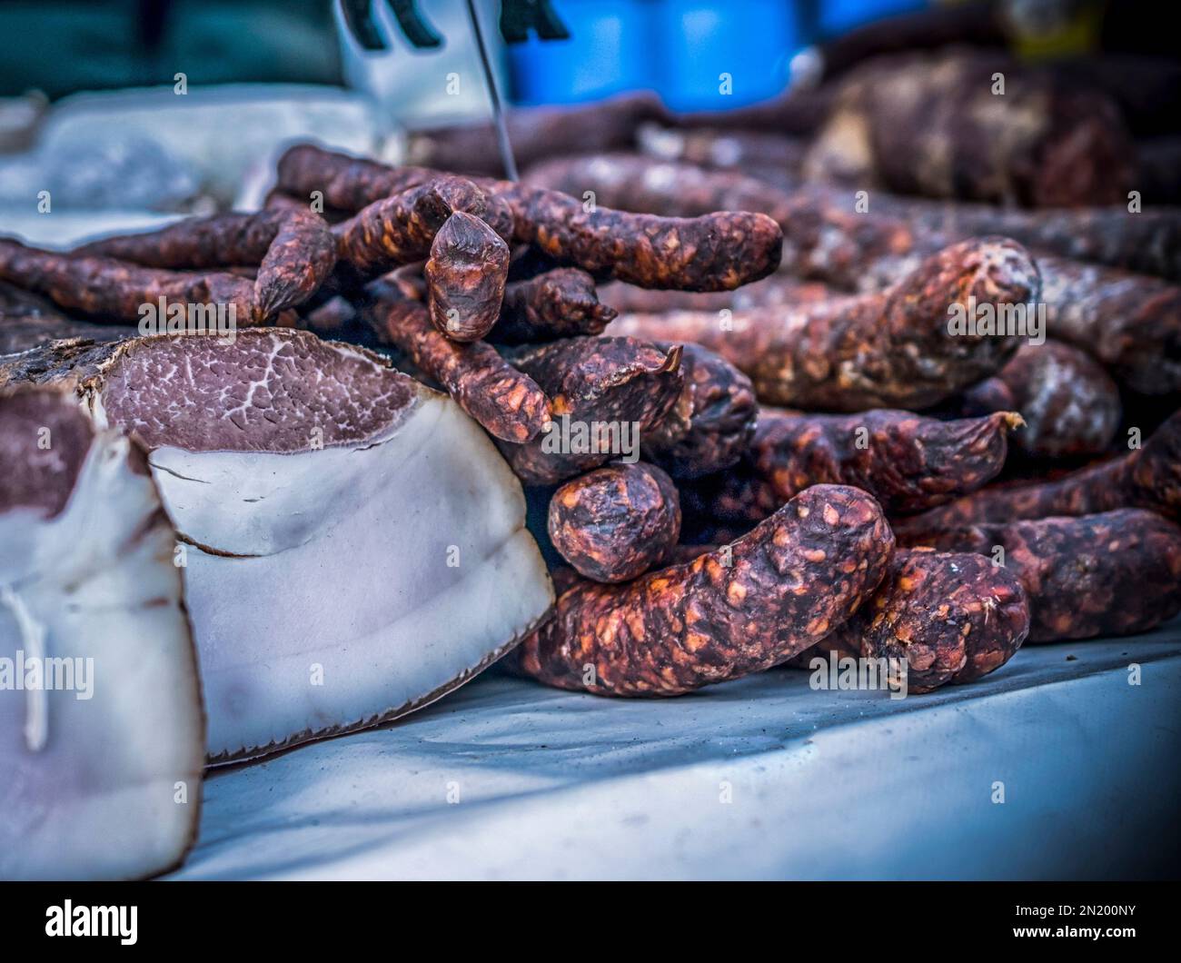 Uno stand all'aperto con salsicce secche e pancetta in vendita Foto Stock