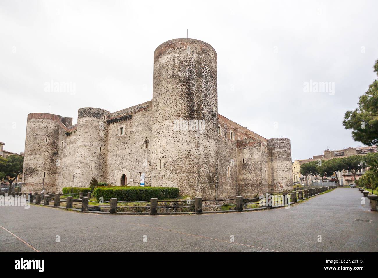Il Castello Ursino con cielo nuvoloso come sfondo a Catania, Sicilia Foto Stock