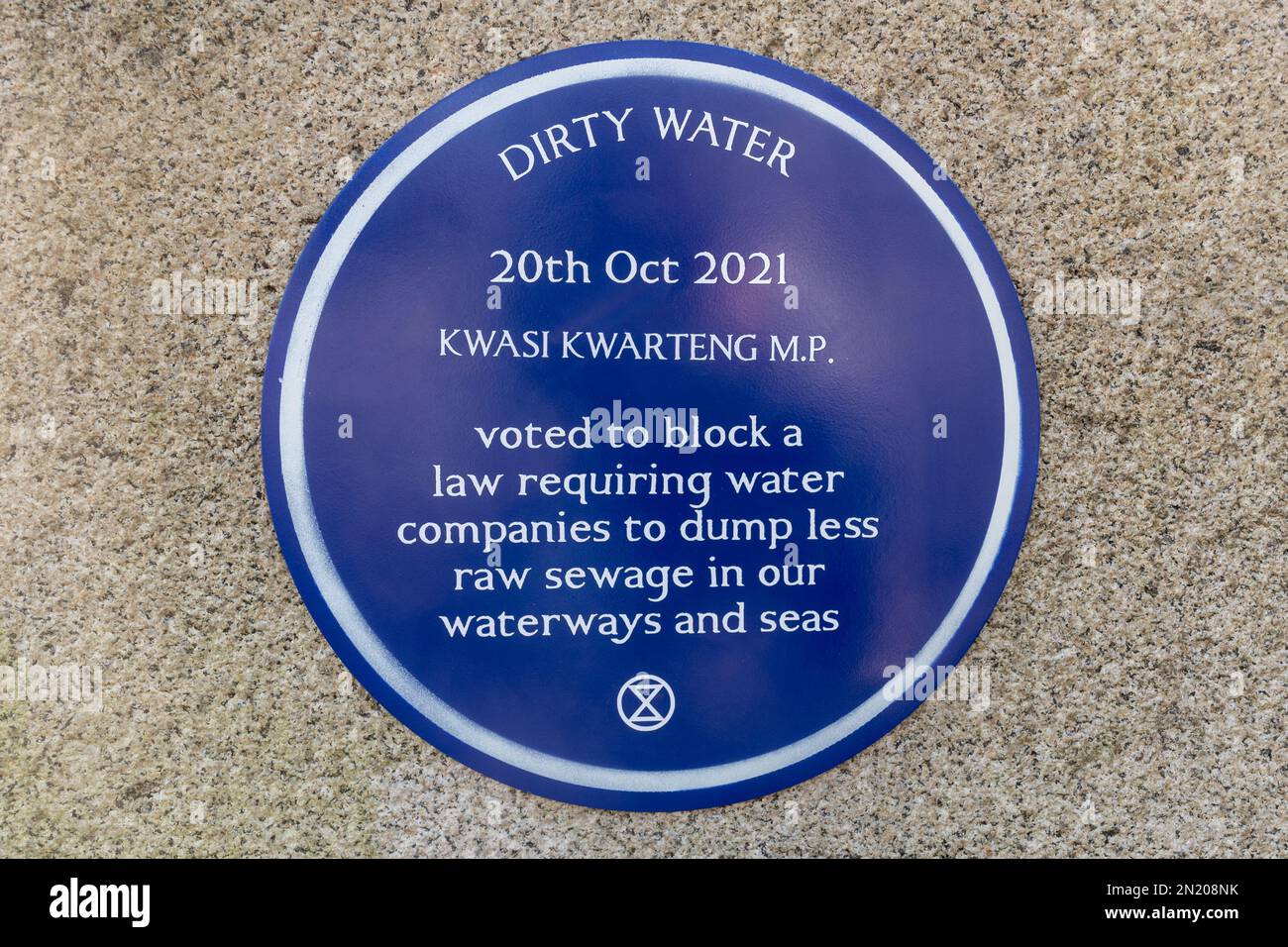 Gennaio 28th, 2023. Staines, Surrey, Inghilterra, Regno Unito. Gli attivisti della Staines Extinction Rebellion (XR) si sono Uniti a una giornata di azione in tutto il Regno Unito. Hanno installato 2 placche blu sul ponte di Staines sul fiume Tamigi per illuminare il conservatore locale Spelthorne MP, Kwasi Kwarteng, che il 20th ottobre 2021 ha votato per bloccare l'emendamento 45 alla legge sull'ambiente 2021. L'emendamento avrebbe richiesto alle società idriche di "rendere più severi i miglioramenti dei sistemi fognari e di ridurre progressivamente i danni causati dagli scarichi di acque reflue non trattate”. Gli attivisti climatici ed ecologici vogliono il governo e l'acqua Foto Stock