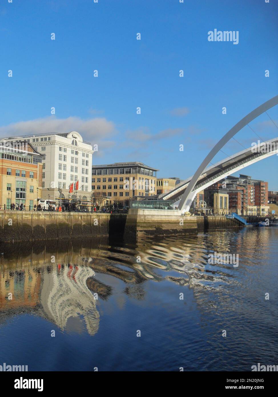 Riflessioni nel fiume Tyne a Newcastle Quayside Foto Stock