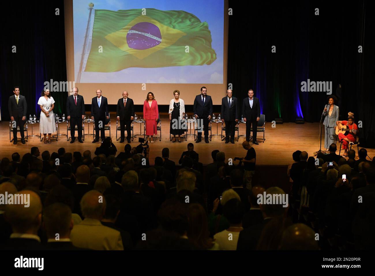 Rio de Janeiro, Brasile. 06th Feb, 2023. RIO DE JANEIRO (RJ), 02/06/2023 - POLITICS/ECONOMY/BNDES/LULA/POSSE - Singer Teresa Cristina (R) canta l'inno nazionale brasiliano alla cerimonia di inaugurazione di Aloizio Mercadante come nuovo presidente della BNDES, tenutasi nella sede dell'istituzione, nel centro di Rio, questo lunedì (06). Il Presidente della Repubblica, Luiz Inacio Lula da Silva, l'ex Presidente Dilma Rousseff e l'attuale Vice Presidente Geraldo Alckmin sono stati presenti e onorati l'evento. 31119 (Alexandre Brum/AG. Enquadrar/SPP) Credit: SPP Sport Press Photo. /Alamy Live News Foto Stock