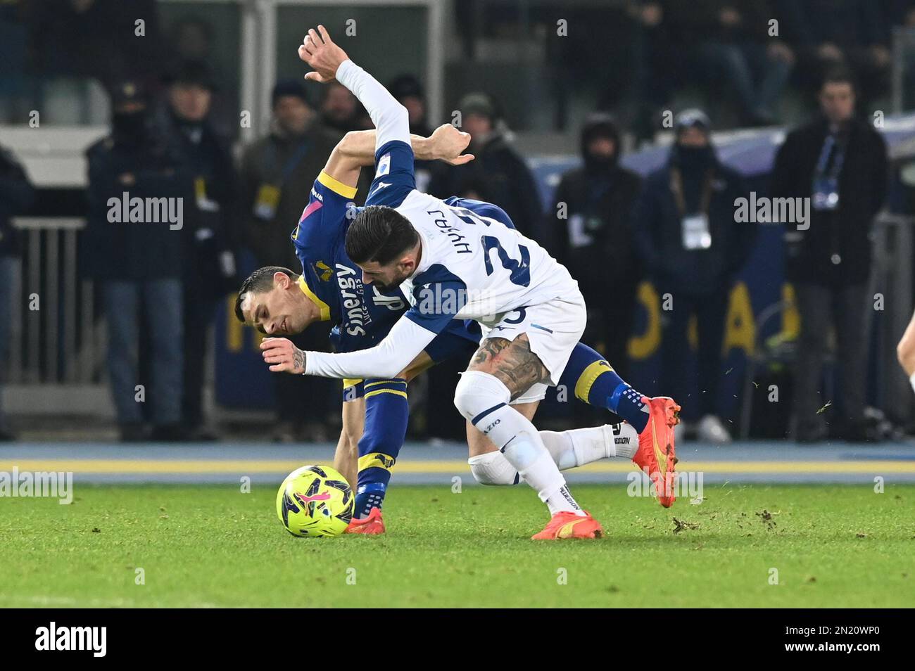 Verona, Italia. 06th Feb, 2023. kevin lasagna (verona) e Elseid hysicaj (lazio) durante Hellas Verona FC vs SS Lazio, calcio italiano Serie A match in Verona, febbraio 06 2023 Credit: Independent Photo Agency/Alamy Live News Foto Stock