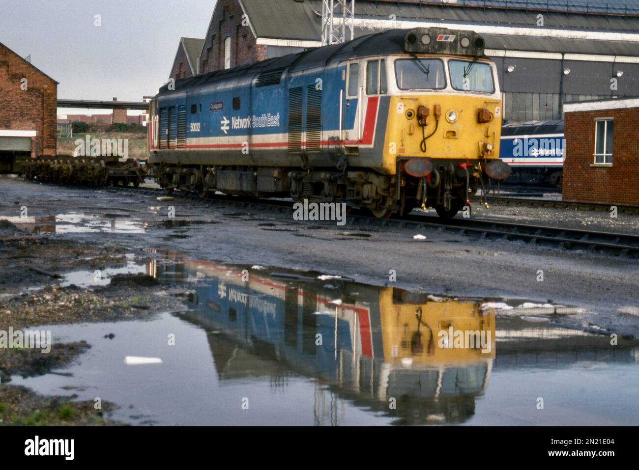 Riflessioni di 'coraggioso' - Classe 50 'Vaca' 50032 riposa a Old Oak Common verso la fine della sua vita, dopo una doccia a pioggia pesante - presa nel gennaio 1990. Foto Stock