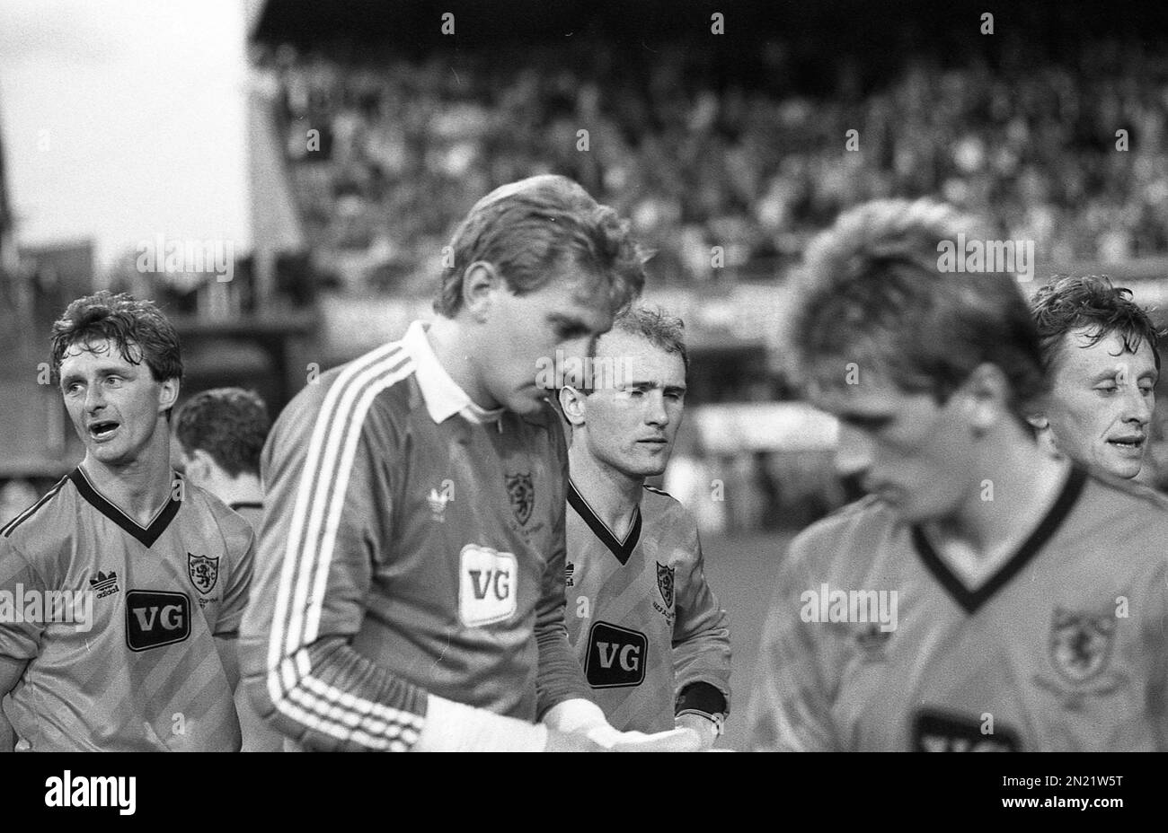 L'ex custode del Dundee United Billy Thomson è morto all'età di 64 anni. PIC mostra il 20th maggio 1987. Finale della Coppa UEFA 2nd tappa a Dundee.Scotland Dundee Utd v IFK Goteborg ha sconsolato il custode di Dundee Utd Billy Thomson e i suoi compagni di squadra dopo 1-1 pareggio e un punteggio complessivo di 2-1 per la squadra svedese Credit: eric mccowat/Alamy Live News Foto Stock