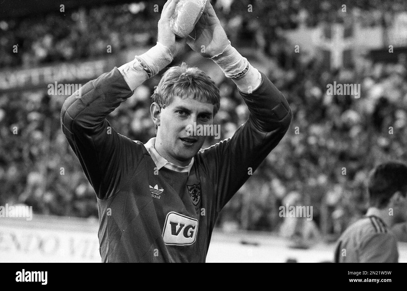 L'ex custode del Dundee United Billy Thomson è morto all'età di 64 anni. PIC mostra il 6th maggio 1987. Finale della Coppa UEFA prima tappa IFK Goteborg contro Dundee Utd Dundee Utd custode Billy Thomson dopo la sconfitta 1-0 in Svezia . Credit: eric mccowat/Alamy Live News Foto Stock