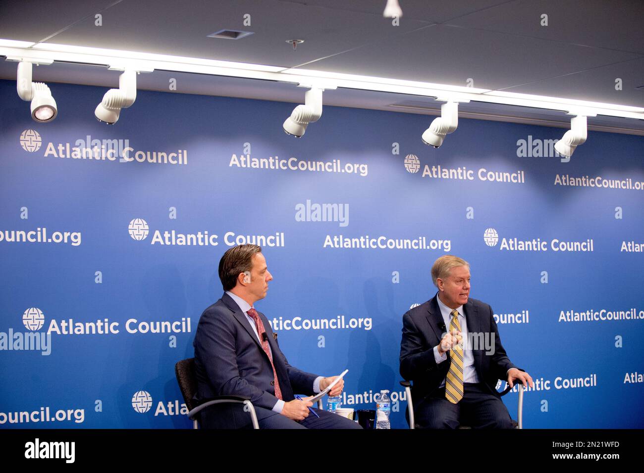 Republican presidential candidate Sen. Lindsey Graham, R-S.C., right, accompanied by CNN journalist Jake Tapper, left, speaks on stage during the Atlantic Council’s series “America’s Role in the World” at the Atlantic Council's offices in Washington, Wednesday, July 8, 2015. (AP Photo/Andrew Harnik) Foto Stock