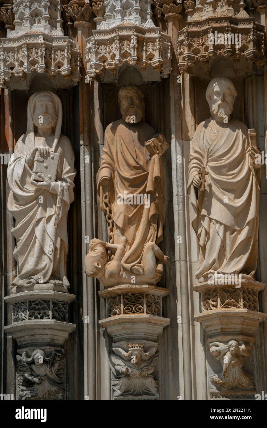 Apostolo con il diavolo incatenato, Monastero di Batalha, Batalha, Leiria, Centro regione, Portogallo, Europa Foto Stock