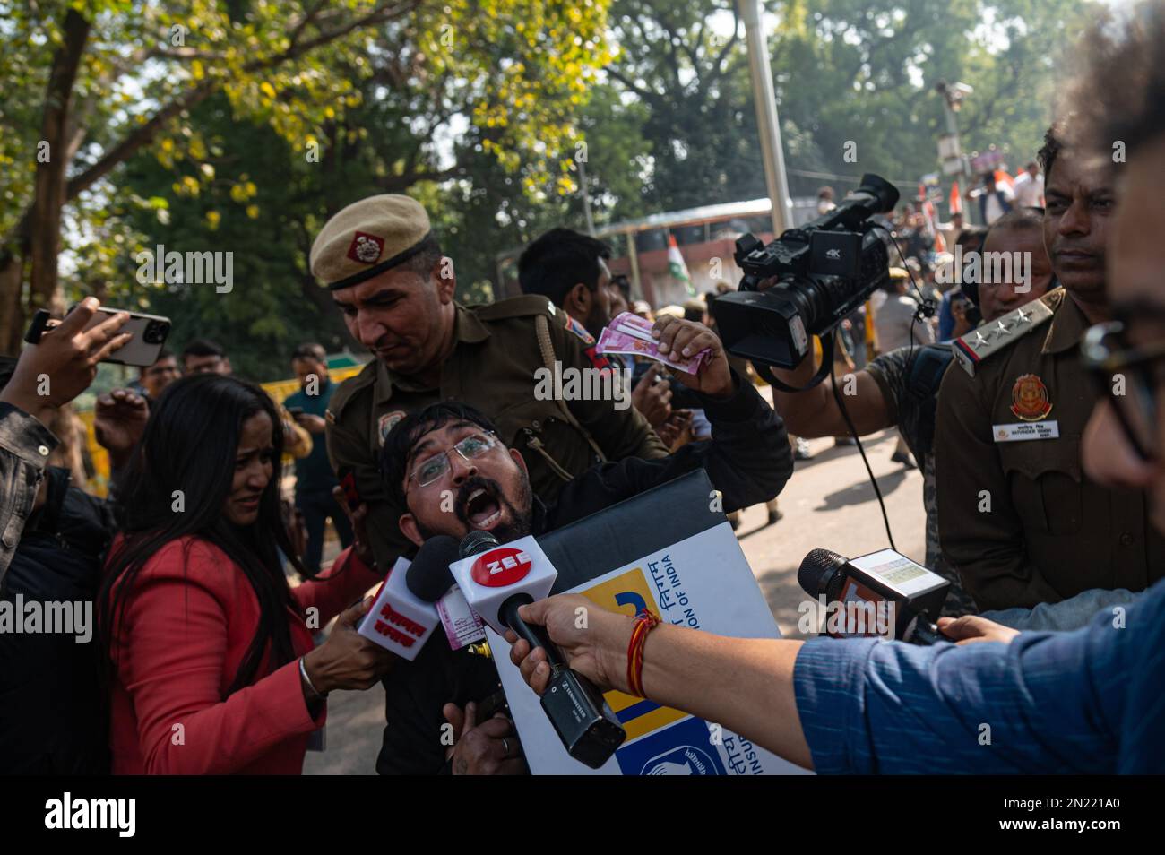 Nuova Delhi, India. 6th Feb, 2023. Durante una protesta contro il gruppo Adani a Nuova Delhi, gli ufficiali di polizia detengono un membro del Congresso indiano della gioventù (IYC), un'ala della principale opposizione dell'India al Congresso nazionale indiano. L'opposizione principale dell'India il Congresso nazionale indiano ha organizzato proteste in tutto il paese chiedendo un'indagine sulle accuse della società di ricerca finanziaria americana Hindenburg Research ha accusato il conglomerato indiano Adani Group di manipolazione e frode del mercato azionario. (Credit Image: © Kabir Jhangiani/ZUMA Press Wire) SOLO PER USO EDITORIALE! Non per USO commerciale! Foto Stock