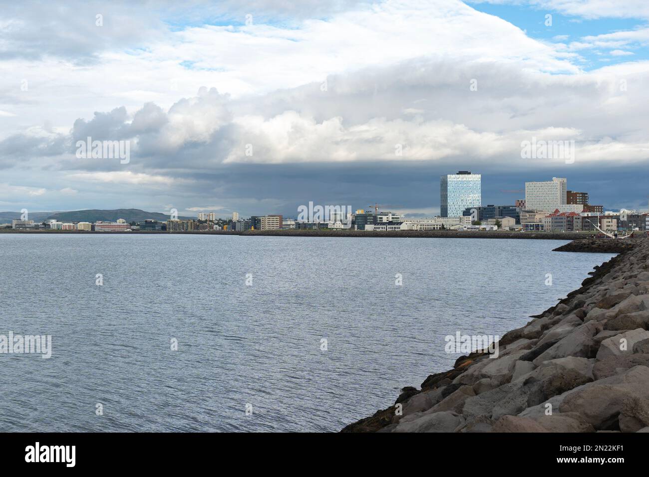Vista sull'Oceano Atlantico in parte di Reykjavik con edifici lungo la costa Foto Stock