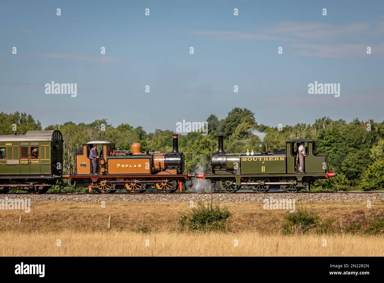LBSCR 'A1' classe 0-6-0T N. 70 'Pioppo' e SR 'A1' classe 0-6-0T N. W11 avvicinarsi a Horsted Keynes sulla Bluebell Railway Foto Stock