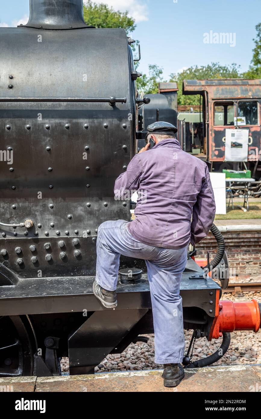 Il driver di BR 'Q' classe 0-6-0 No. 30541 fa una chiamata mobile, Horsted Keynes, Bluebell Railway Foto Stock