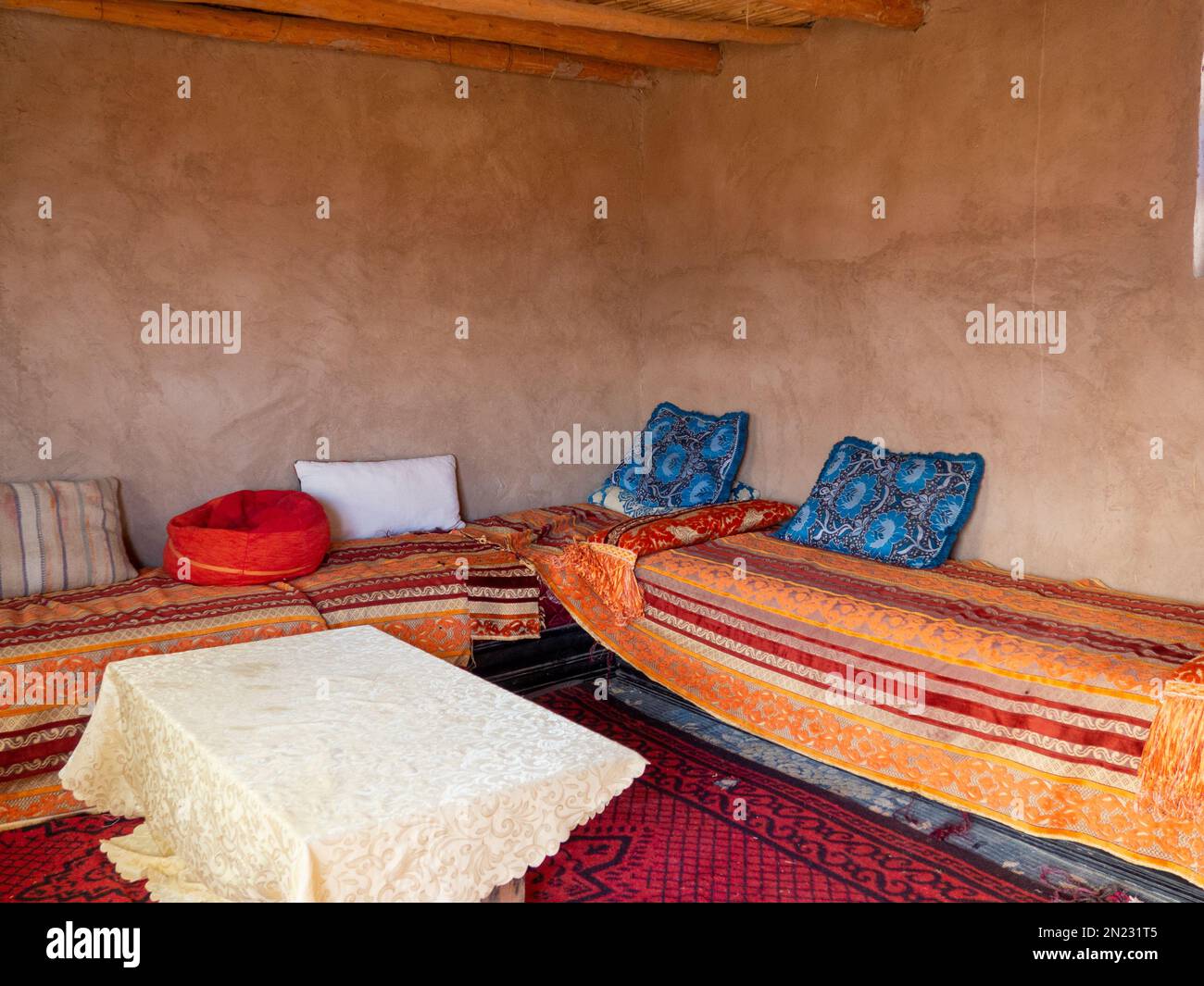 Interno di una tipica casa marocchina in adobe Foto Stock