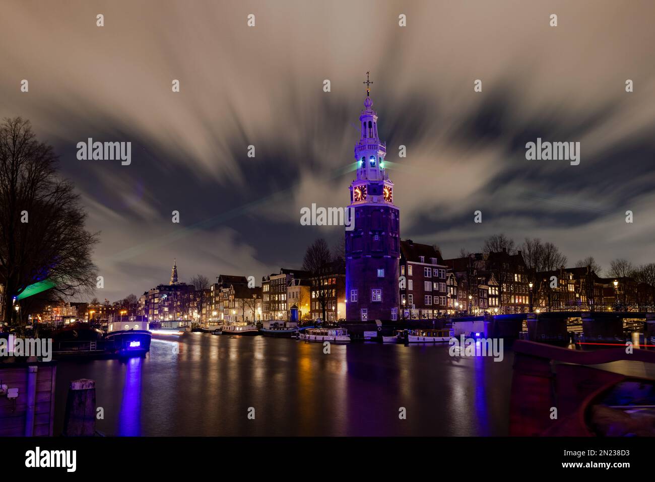 AMSTERDAM, PAESI BASSI - 18 GENNAIO 2023: Amsterdam Light Festival - raggi di luce al Montelbaanstower con raggi laser verdi Foto Stock