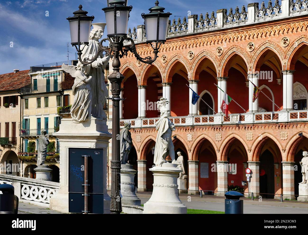Padova (Veneto, Italia) Palazzo Loggia Palazzo Amulea edificio in stile neogotico in Piazza Prato della Valle nel centro storico della città. Foto Stock