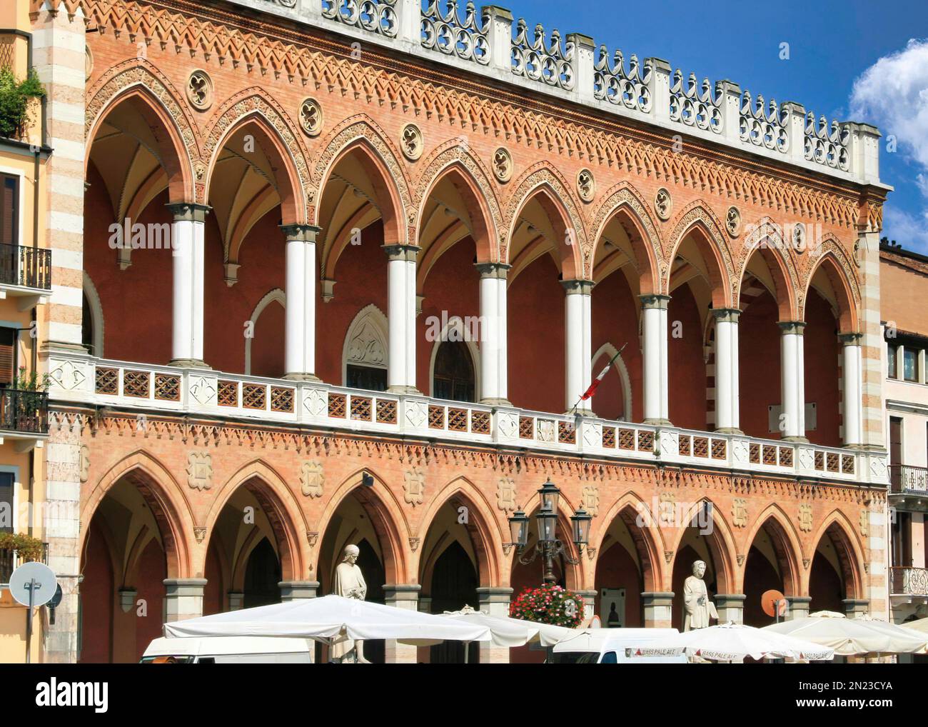 Padova (Veneto, Italia) Palazzo Loggia Palazzo Amulea edificio in stile neogotico in Piazza Prato della Valle nel centro storico della città. Foto Stock