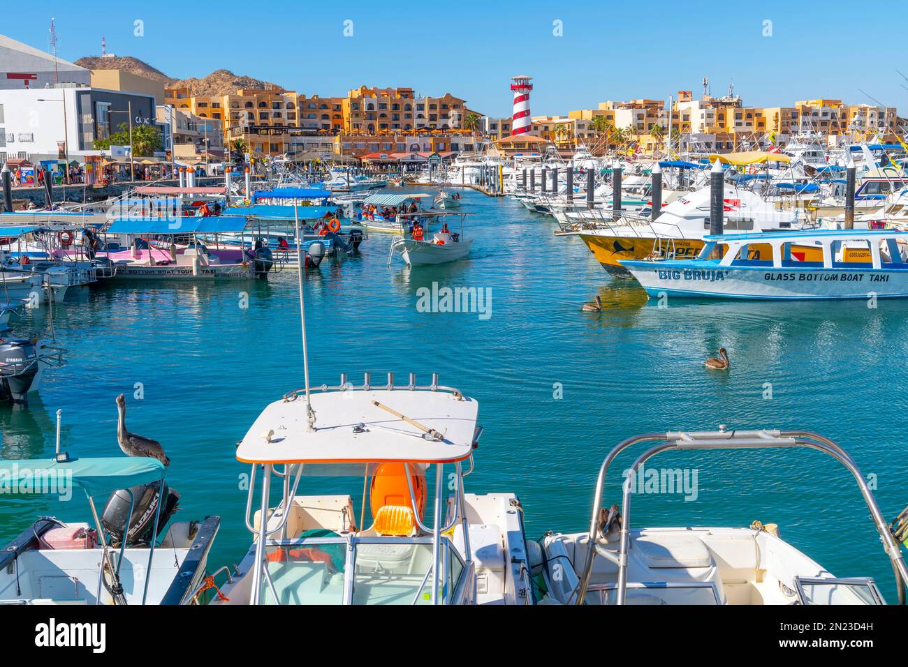 Il colorato e affollato porto delle navi da crociera con negozi, caffetterie e barche nel porticciolo lungo la Riviera messicana a Cabo San Lucas, Messico. Foto Stock