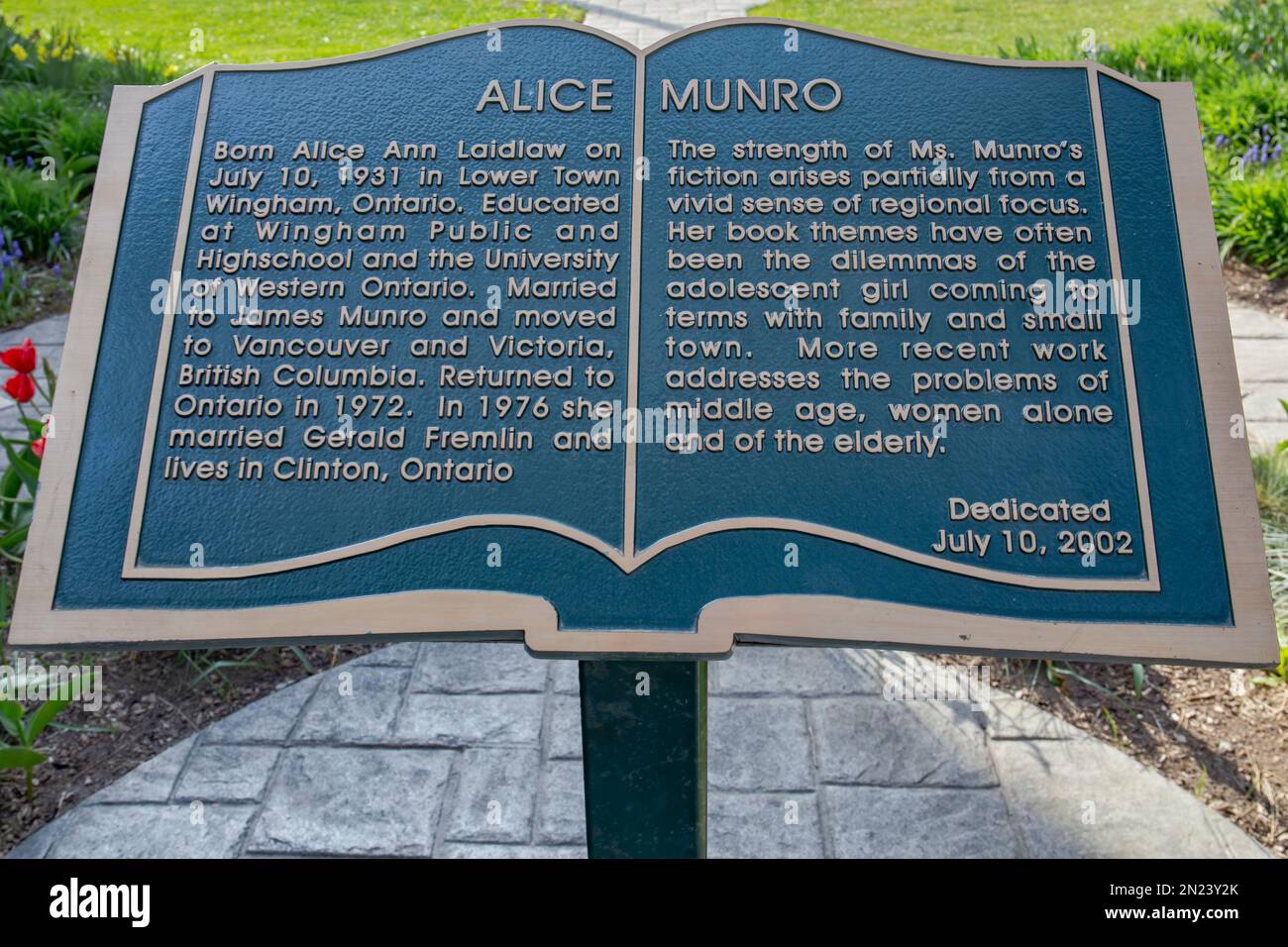 Questa targa ad Alice Munro, la prima donna canadese a vincere il Premio Nobel per la Letteratura (2013), si trova presso il Giardino letterario di Alice Munro a Wingham. Foto Stock