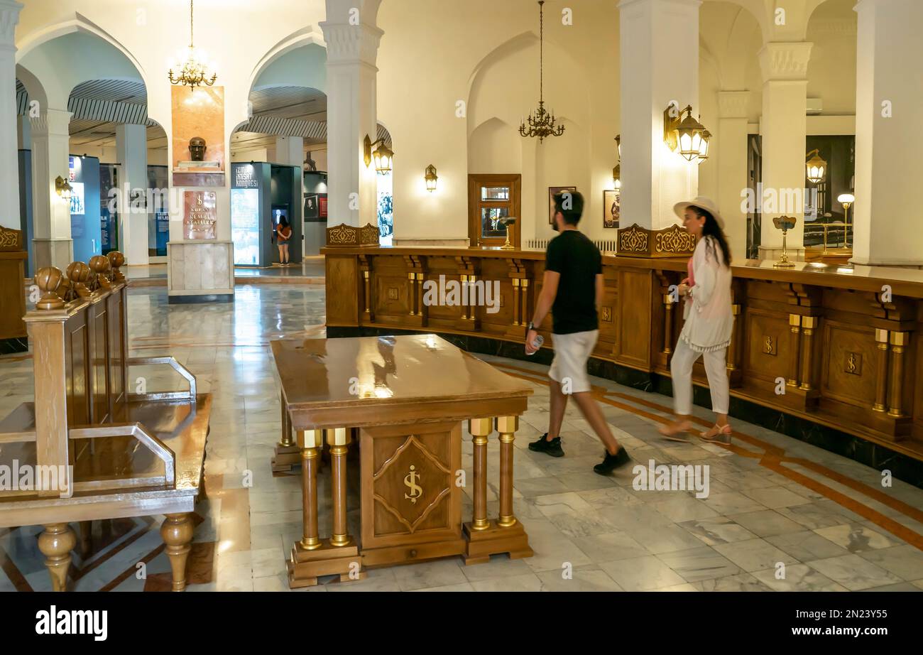 Musei di Ankara. Visitatori all'interno del Museo Ankara İşbank. Turchia. L'edificio è stato progettato nel 1929 da Giulio Mongeri Foto Stock