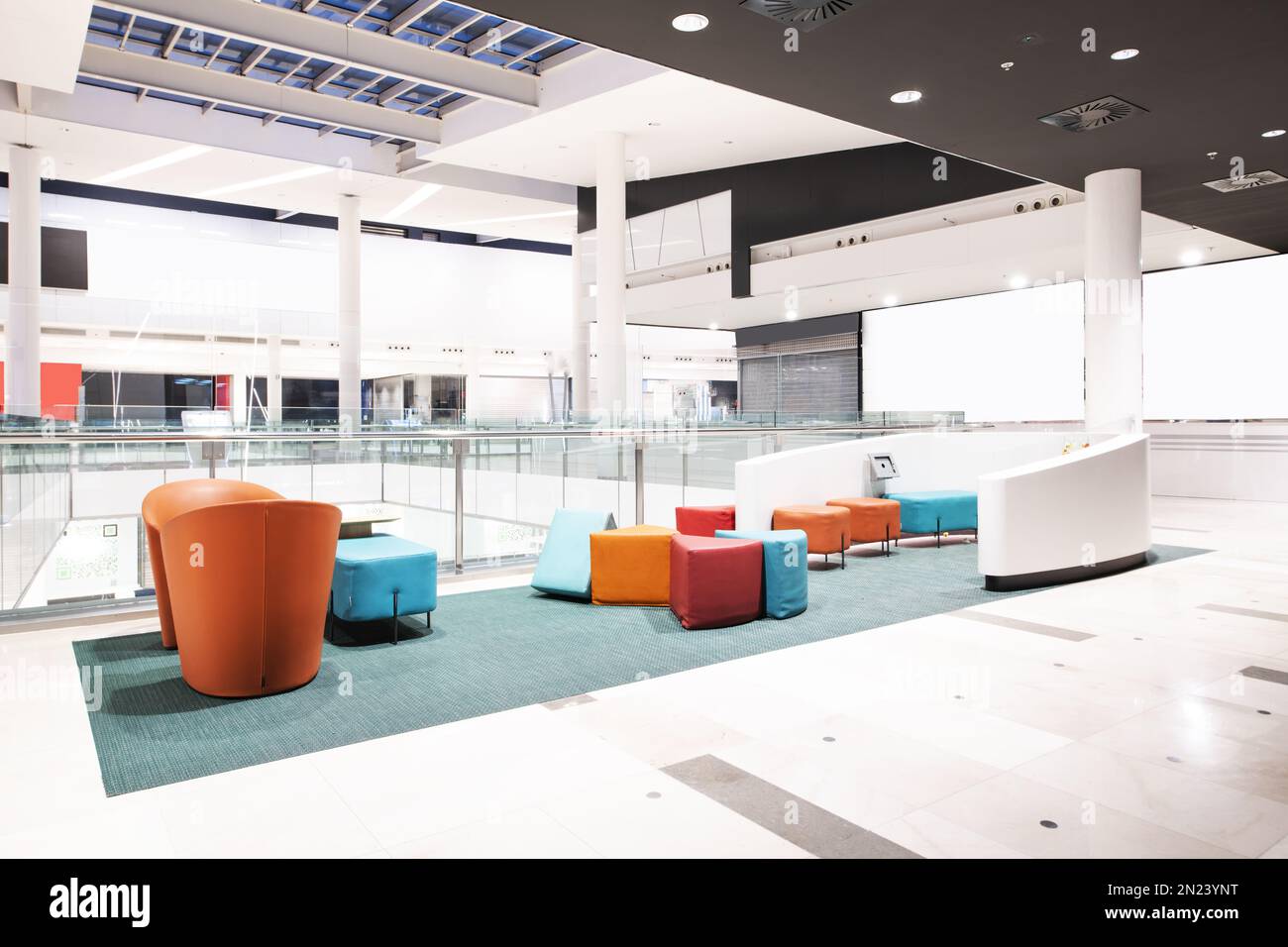 Un parco giochi per bambini è dotato di posti a sedere colorati in un'area di un centro commerciale Foto Stock