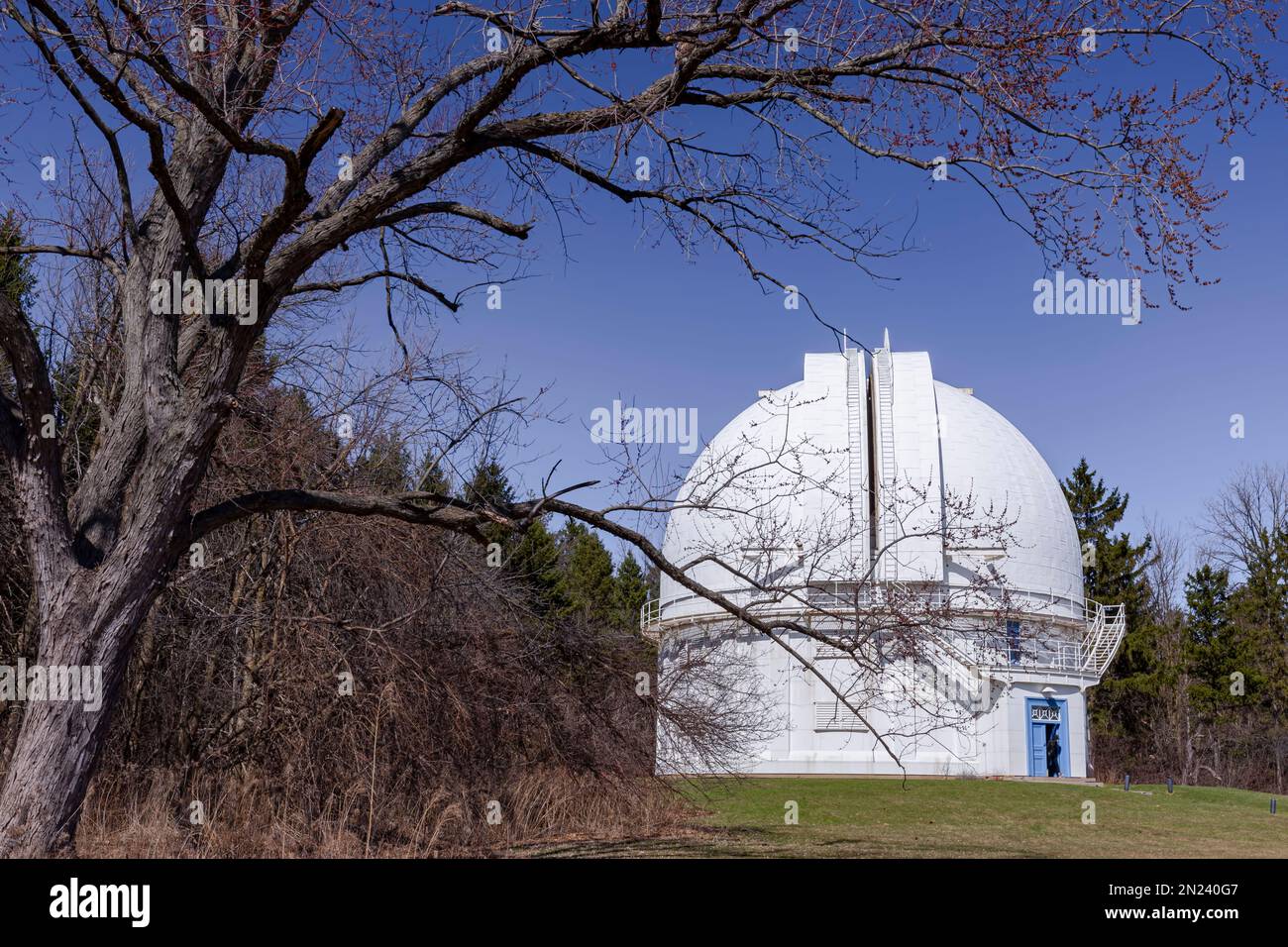 La cupola più grande dei quattro al David Dunlap Observatory aspetta la notte per iniziare. Foto Stock