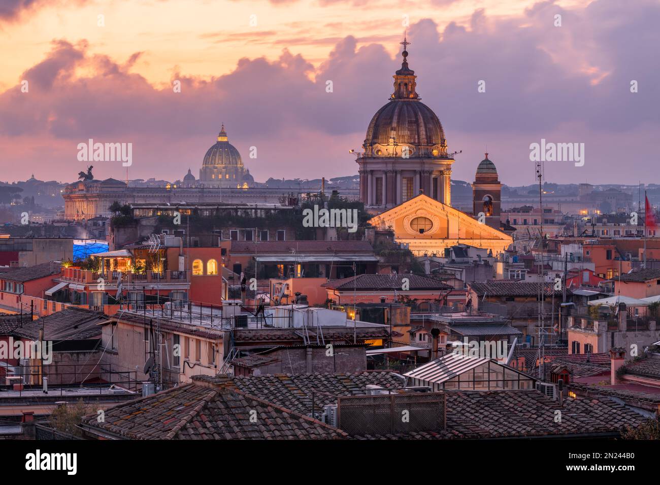 Roma, Italia skyline sul tetto al crepuscolo con il Vaticano in lontananza. Foto Stock