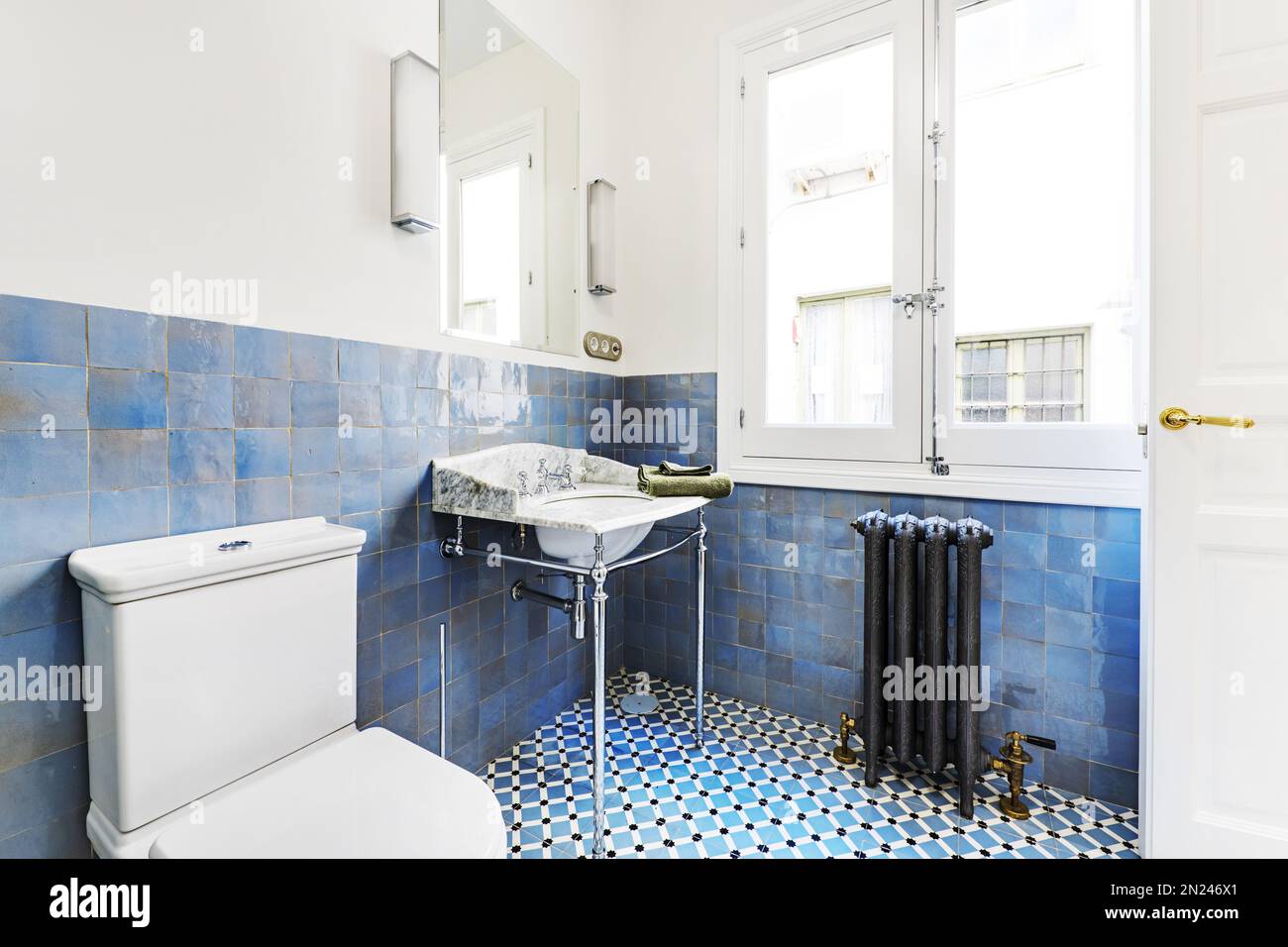 Bagno decorato in stile vintage con splendidi lavabo in porcellana, marmo e metallo cromato Foto Stock