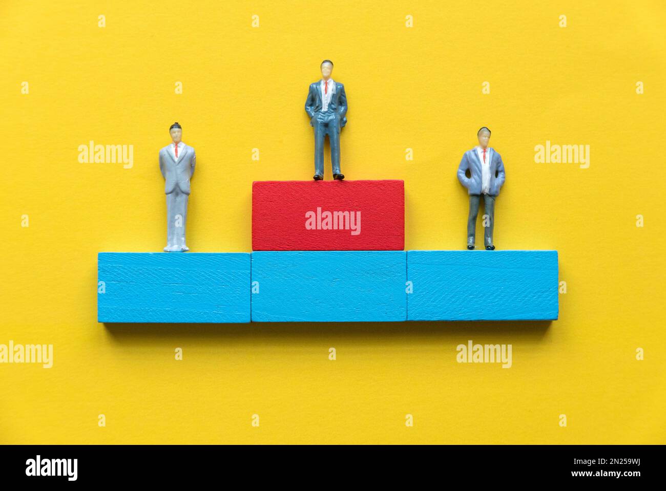 Persone in miniatura di affari in piedi su un podio. Concetto di premio aziendale. Foto Stock