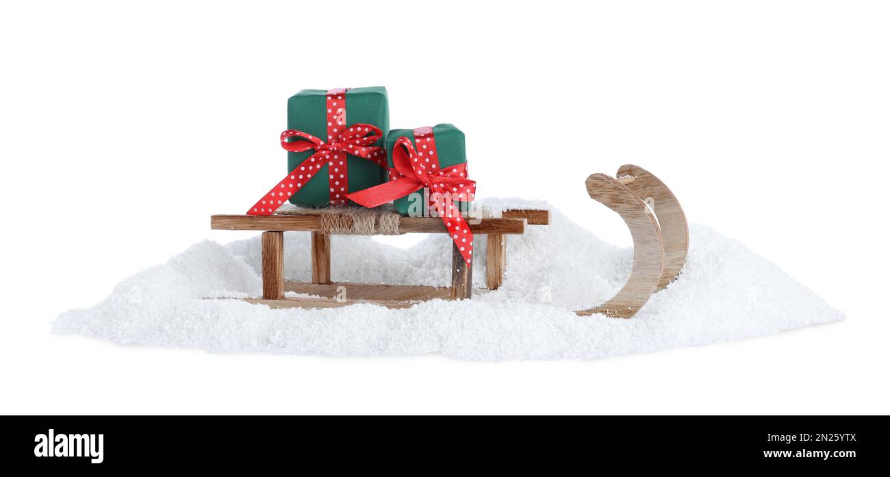 Slitta di legno con scatole regalo su sfondo bianco. Decorazioni natalizie Foto Stock
