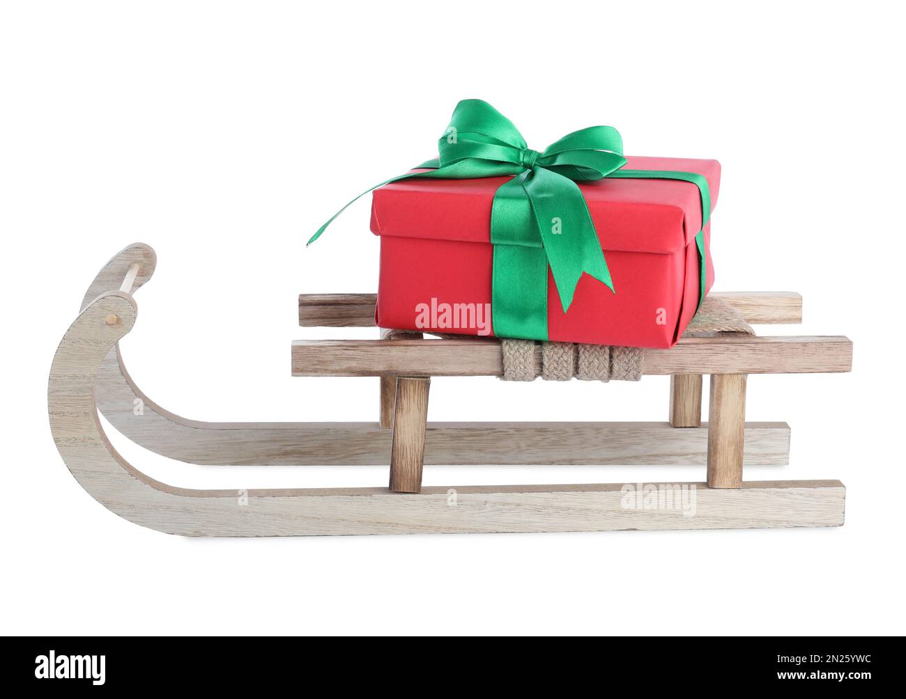 Slitta di legno con scatola regalo isolata su bianco. Decorazioni natalizie Foto Stock