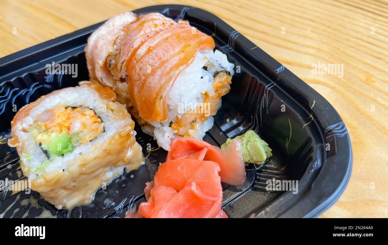 Sushi in contenitore di plastica cena da asporto Foto Stock