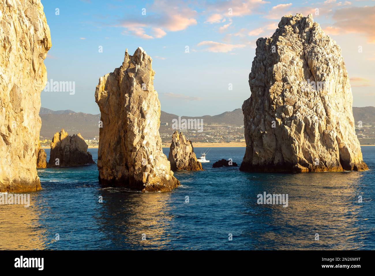 Nel tardo pomeriggio il sole mette in risalto la formazione rocciosa dei Frati a Land's End, sulla penisola di Baja a Cabo San Lucas, Messico. Foto Stock