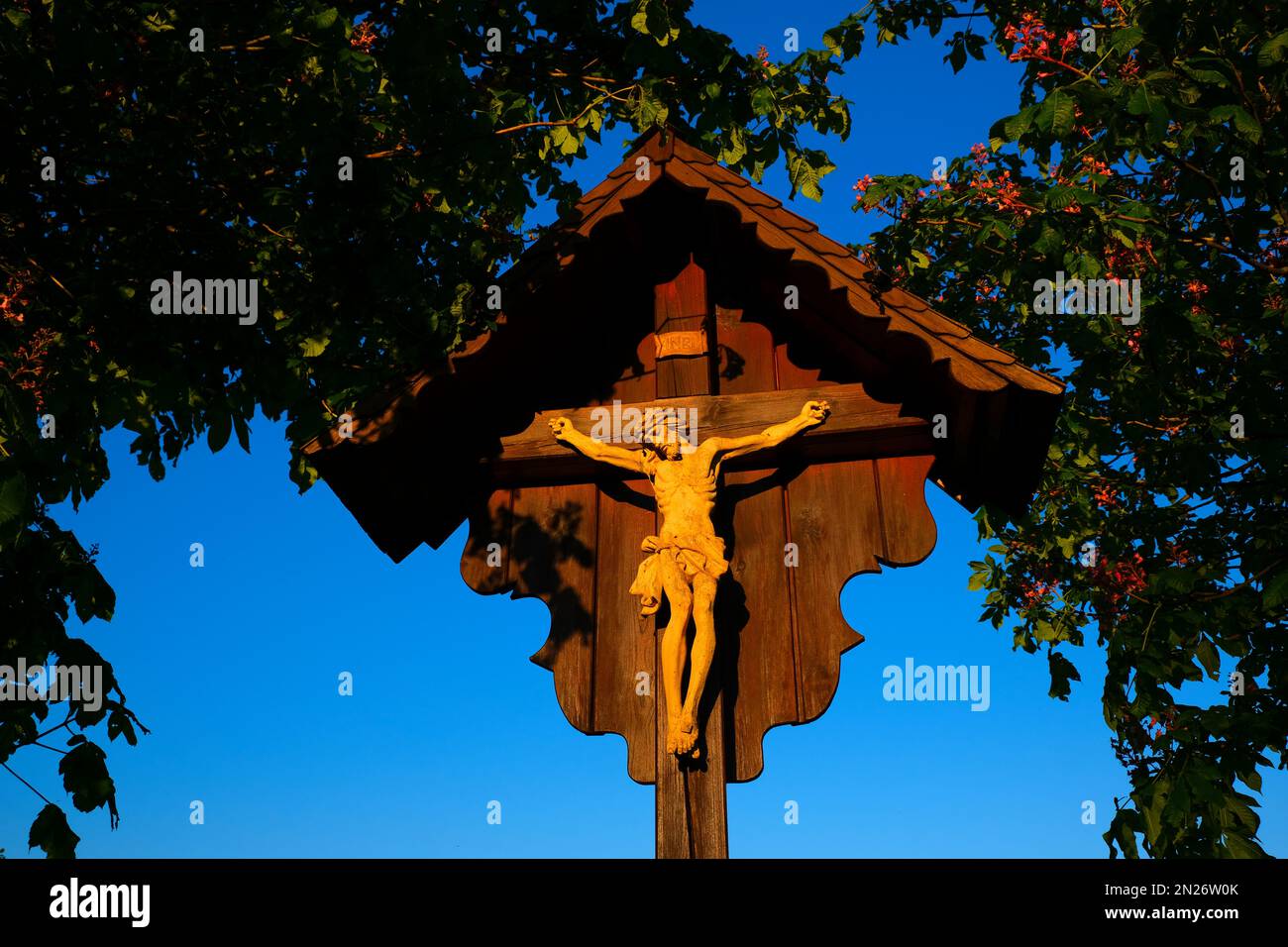 Gesù Cristo sulla croce in castagni. Simbolo della fede cristiana e cattolica. Simbolo religioso. Foto Stock