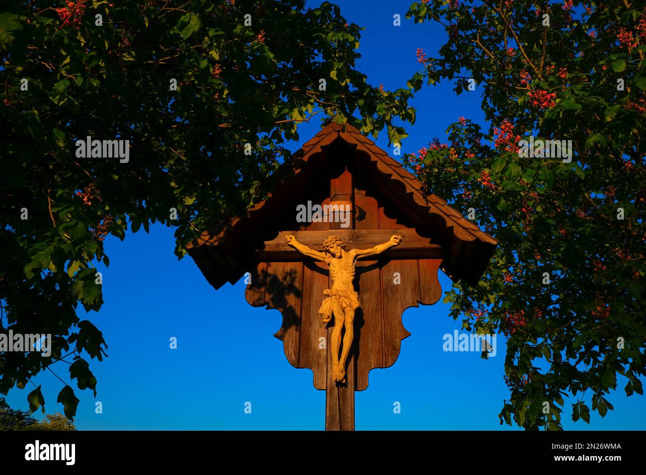 Gesù Cristo sulla croce in castagni. Simbolo delle vacanze pasquali. Simbolo della fede cristiana e cattolica. Simbolo religioso. Foto Stock