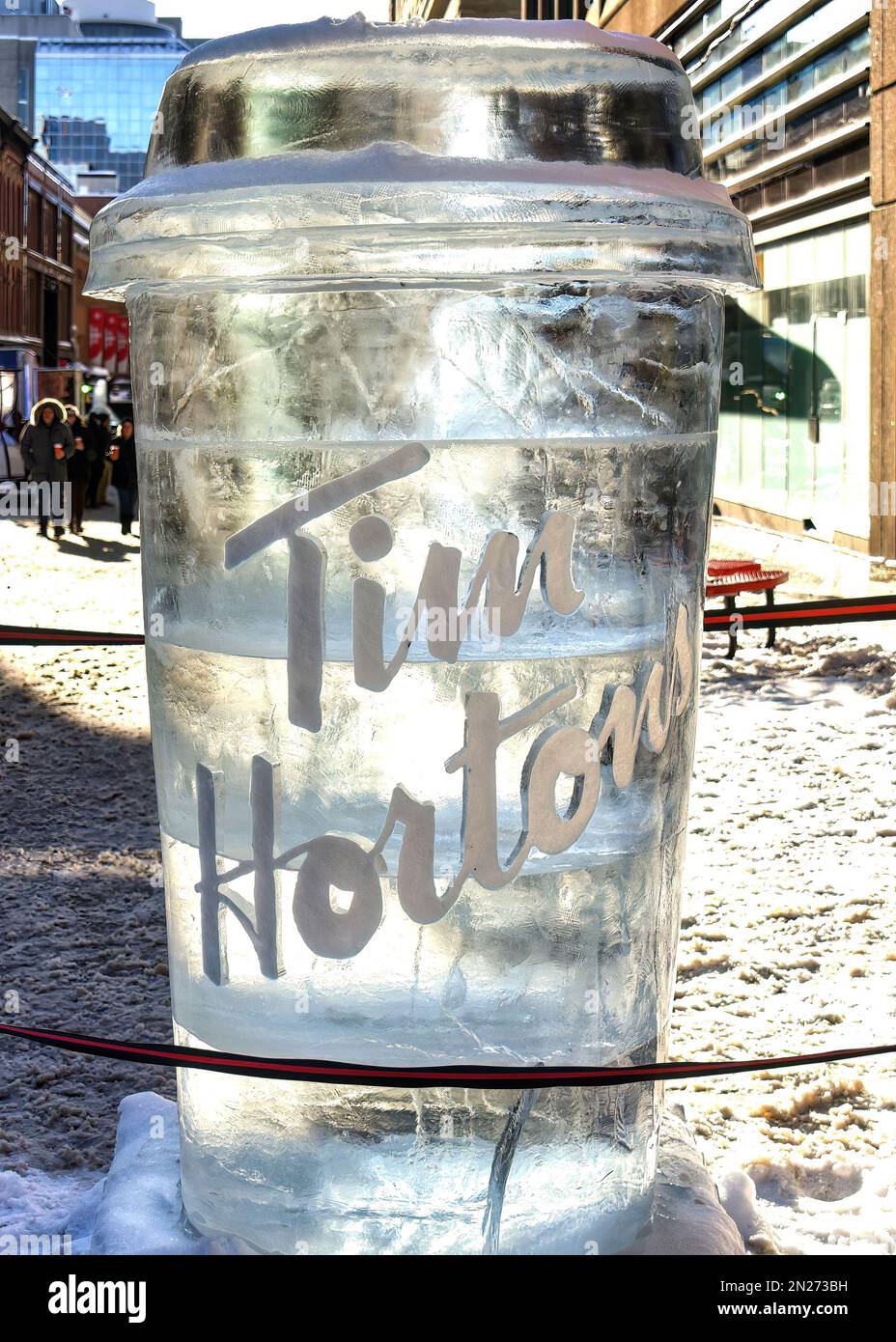 Ottawa, Canada - 6 febbraio 2023: Scultura su ghiaccio della tazza da caffè di Tim Horton in occasione dell'annuale evento di scultura su ghiaccio Winterlude a Sparks Street. Tim Hortons Foto Stock