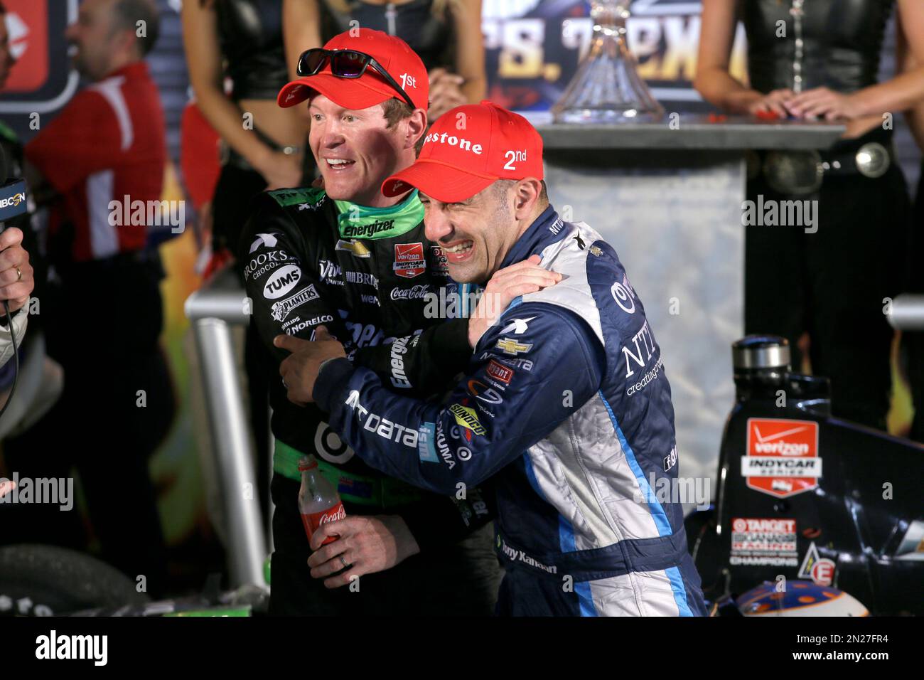 Tony Kanaan, front, of Brazil celebrates with Scott Dixon, left, after Dixon won the Firestone 600 IndyCar auto race at Texas Motor Speedway Saturday, June 6, 2015, in Fort Worth, Texas. (AP Photo/Tim Sharp) Foto Stock