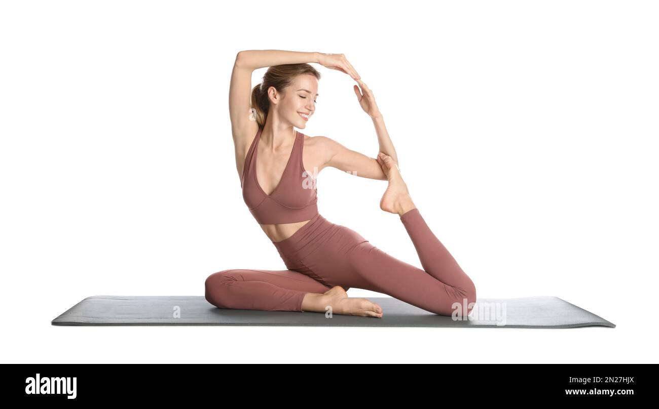 Giovane donna in abbigliamento sportivo che pratica yoga su sfondo bianco Foto Stock