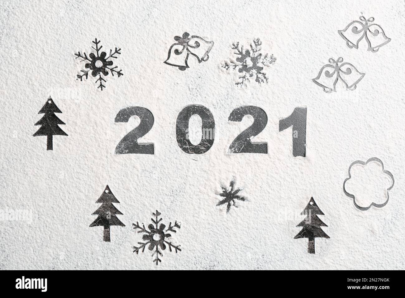 Diversi disegni natalizi e numero 2021 di farina su tavolo grigio, vista dall'alto Foto Stock