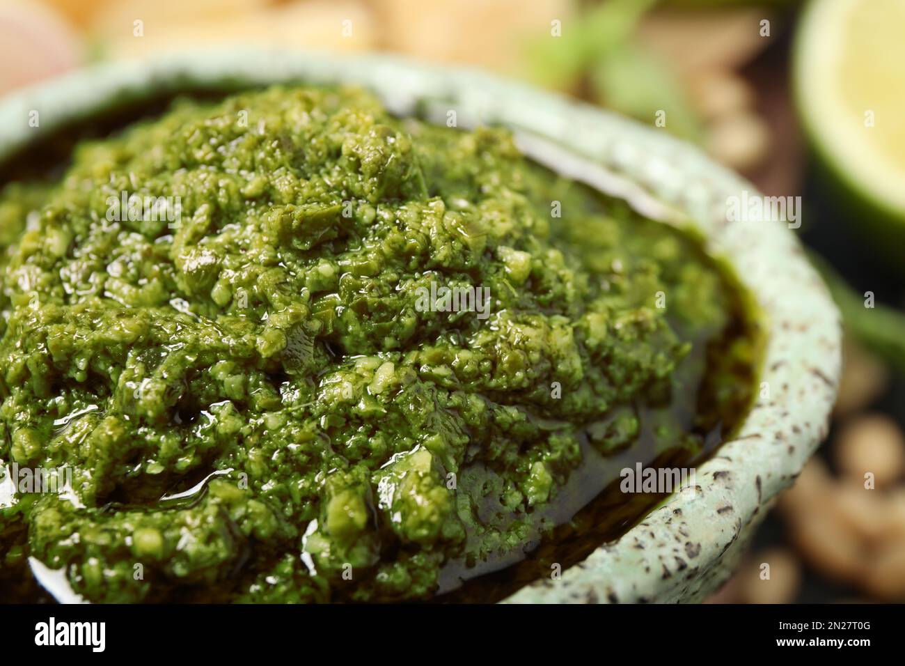 Ciotola di pesto di rucola saporito, vista primo piano Foto Stock
