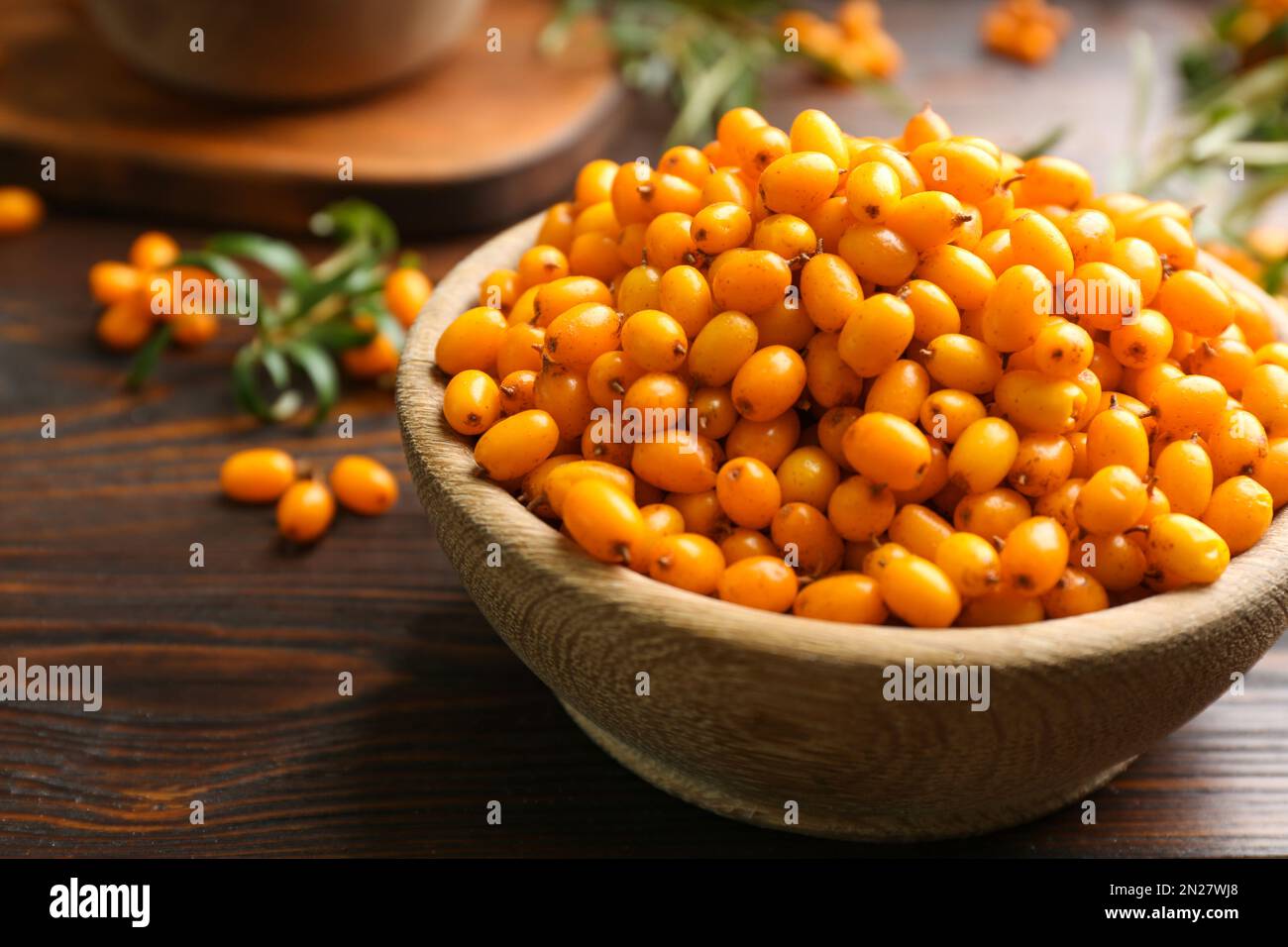 Spina di mare fresca matura in ciotola su tavolo di legno, primo piano Foto Stock