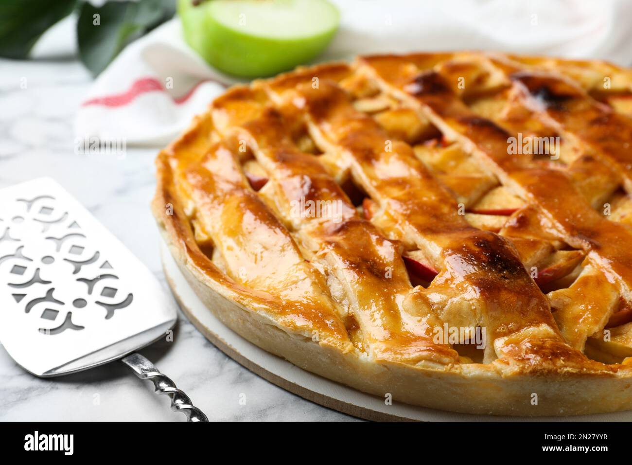Torta di mele tradizionale fresca su tavolo di marmo bianco, primo piano Foto Stock