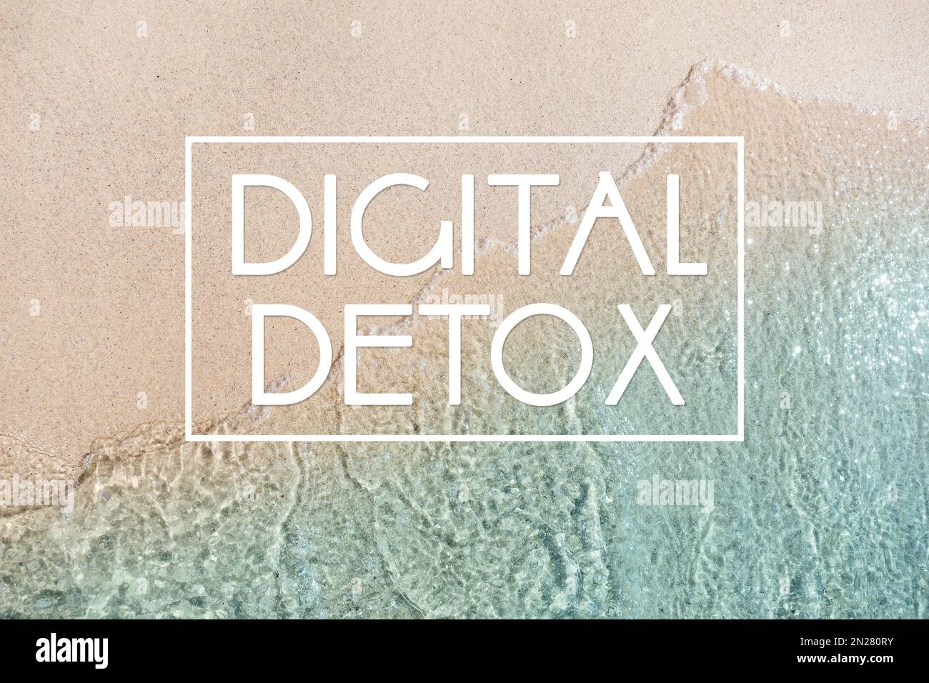 Text Digital Detox e vista dall'alto delle onde oceaniche che si ondolano sulla spiaggia sabbiosa come sfondo Foto Stock