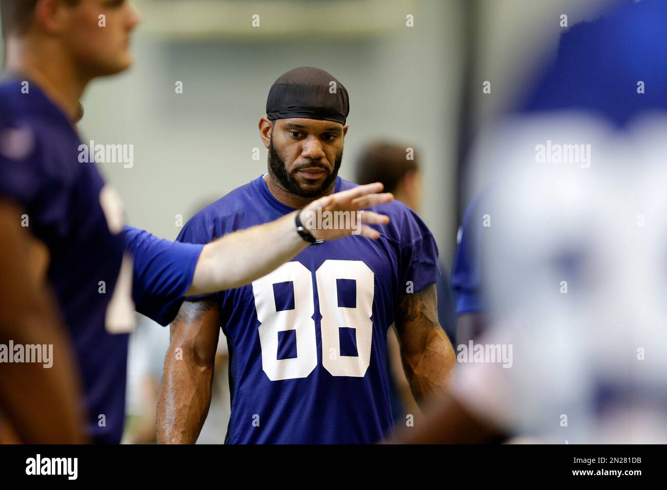 St. Louis Rams tight end Lance Kendricks pauses between drills during an NFL football organized team activity, Thursday, June 4, 2015, in St. Louis. (AP Photo/Jeff Roberson) Foto Stock