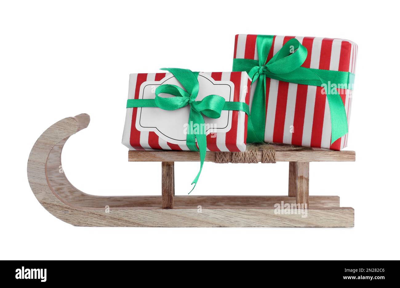 Slitta di legno con scatole regalo isolate su bianco. Decorazioni natalizie Foto Stock