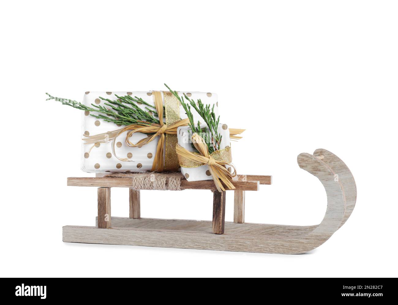 Slitta di legno con scatole regalo isolate su bianco. Decorazioni natalizie Foto Stock