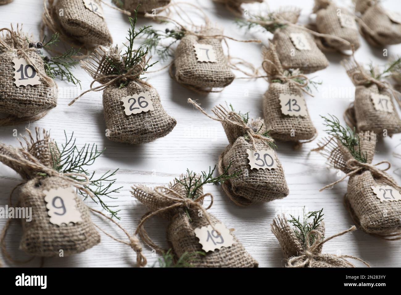 Calendario dell'Avvento di Capodanno con regali su sfondo di legno bianco Foto Stock