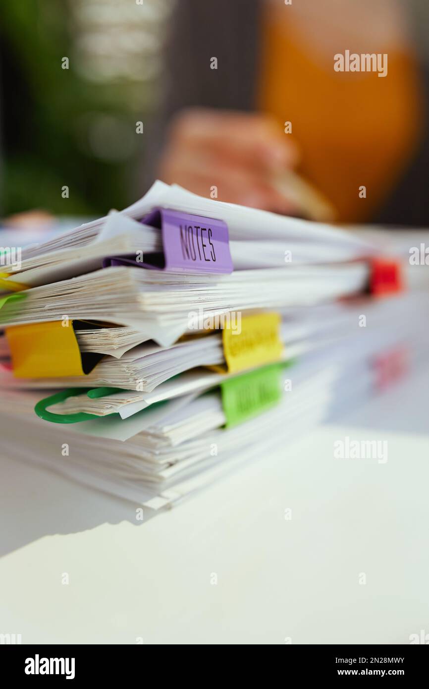 tempo fiscale. documenti e contabile donna in background di lavoro. Foto Stock