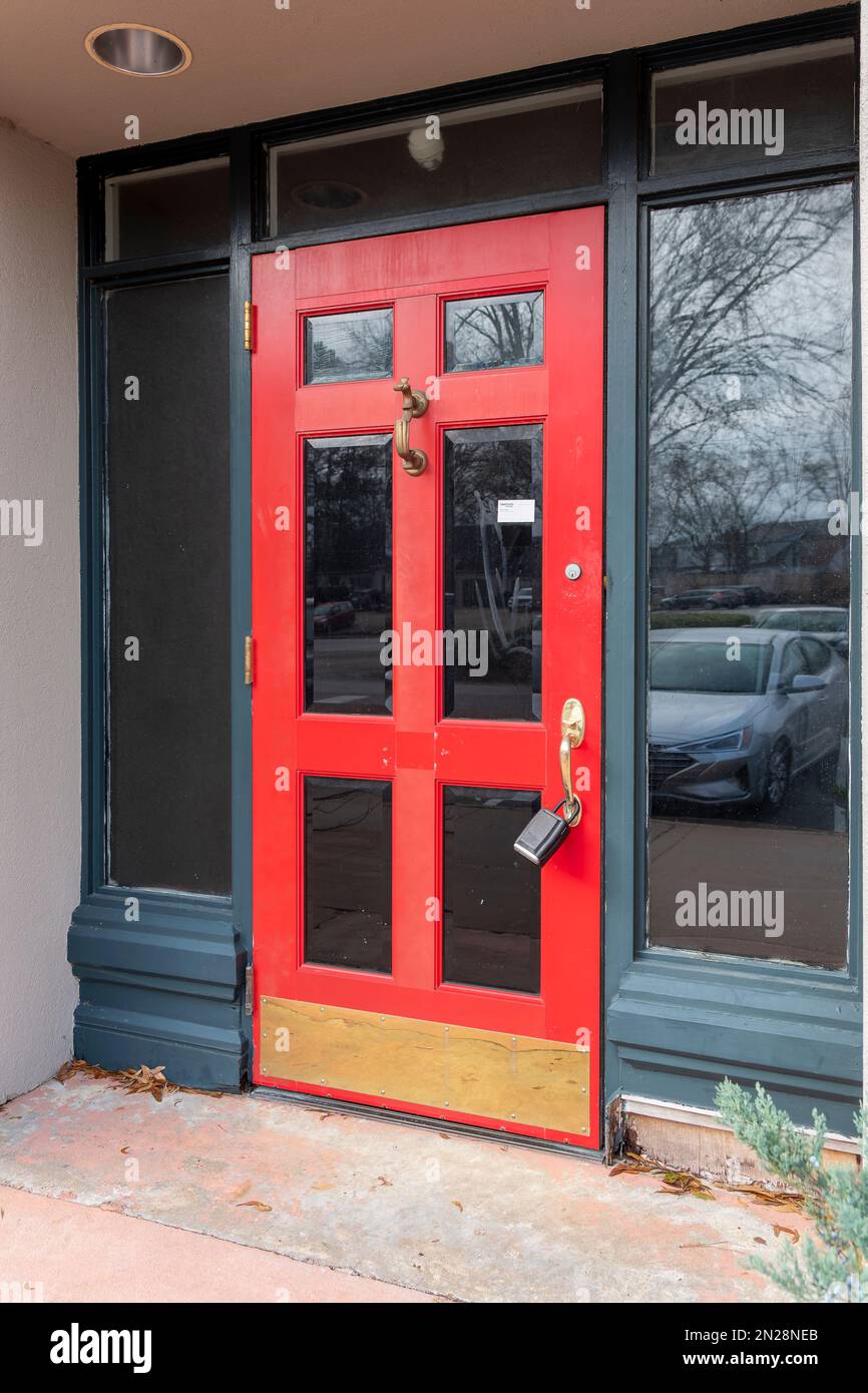 Porta a un edificio vuoto o spazio d'affari con una cassetta di sicurezza del realtor sulla maniglia della porta a Montgomery Alabama, USA. Foto Stock