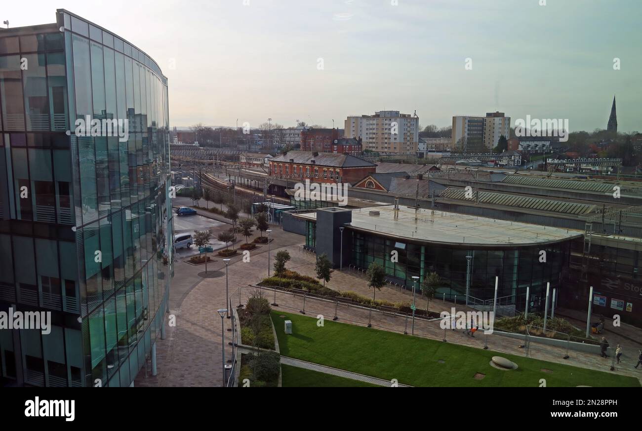 Atrio della stazione ferroviaria di Stockport, Grand Central Way, Stockport, Greater Manchester, Inghilterra, SK3 9HZ Foto Stock