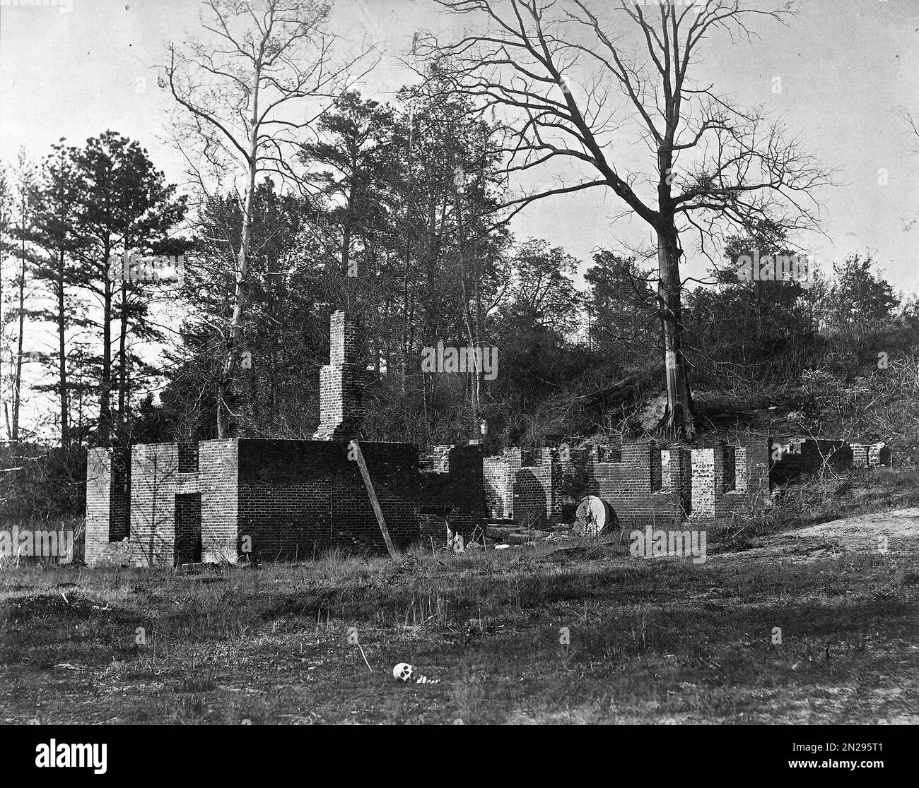 Una fotografia di John Reekie del 1865 aprile delle rovine del mulino di Gaines che mostra i resti di una tomba di un soldato in primo piano Foto Stock