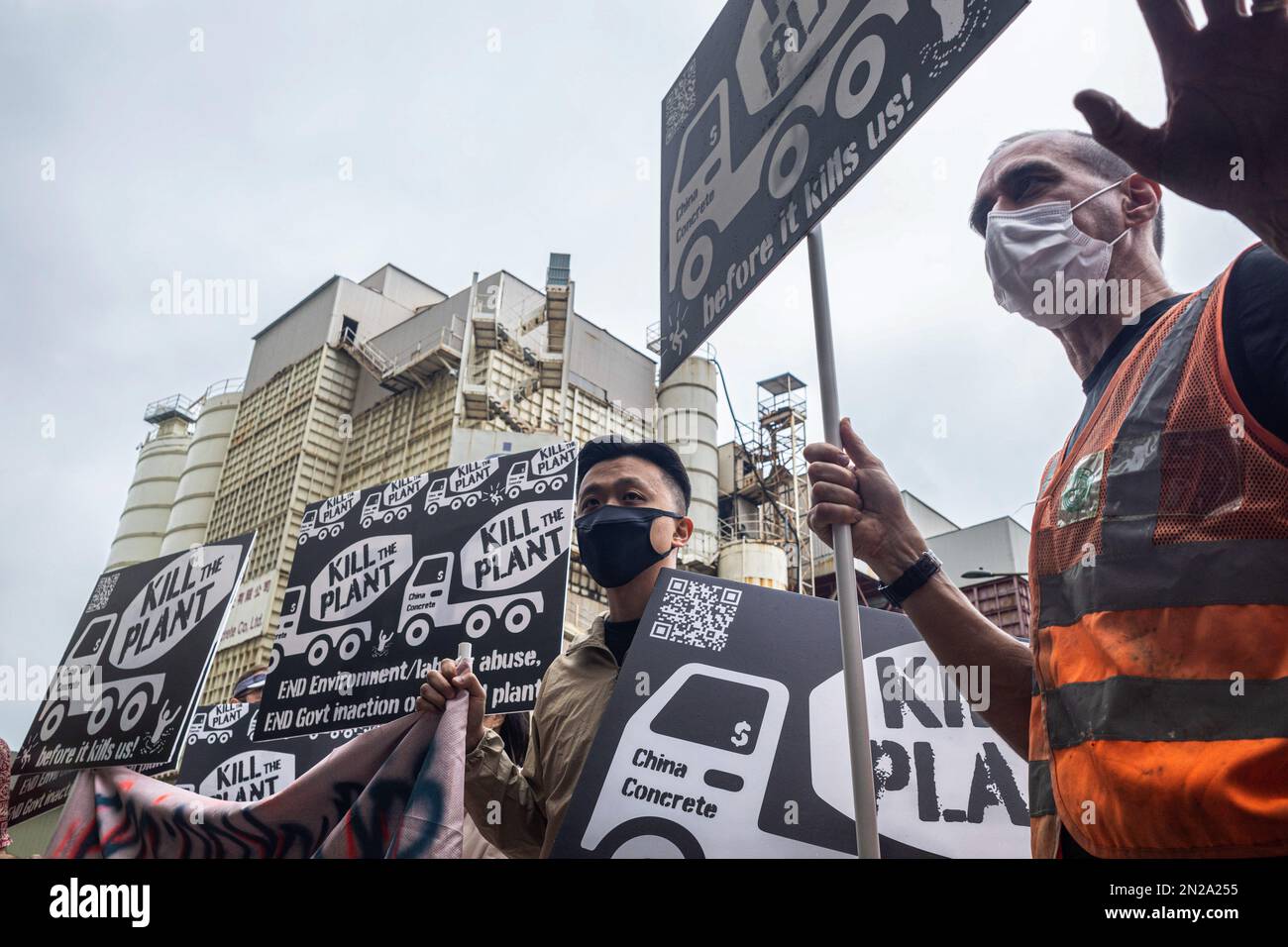 Patrick Fung (a sinistra), il CEO della Clean Air Network, e James Ockenden si rivolgono ai media durante la dimostrazione. Un gruppo di attivisti per i diritti dell’ambiente e del lavoro si è convergere per protestare contro l’inazione del governo sulla chiusura dell’impianto di cemento inquinante che ha una storia di violazioni e nessuna licenza attuale per operare. Questa è stata una delle prime proteste approvate da quando le misure di allontanamento sociale del COVID-19 sono state allentate a Hong Kong e potrebbero segnare il ritorno dei movimenti sociali attivi della città. (Foto di ben Marans/SOPA Images/Sipa USA) Foto Stock